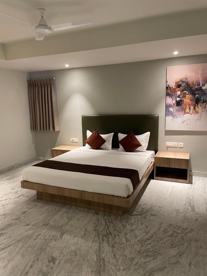 Hotel The Crest Kolkata Bagian luar foto