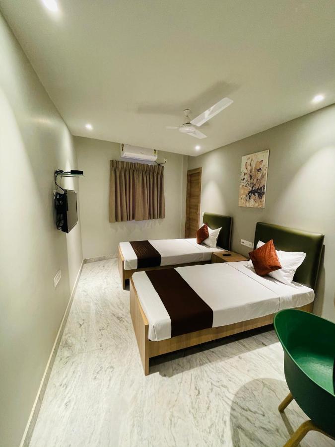 Hotel The Crest Kolkata Bagian luar foto